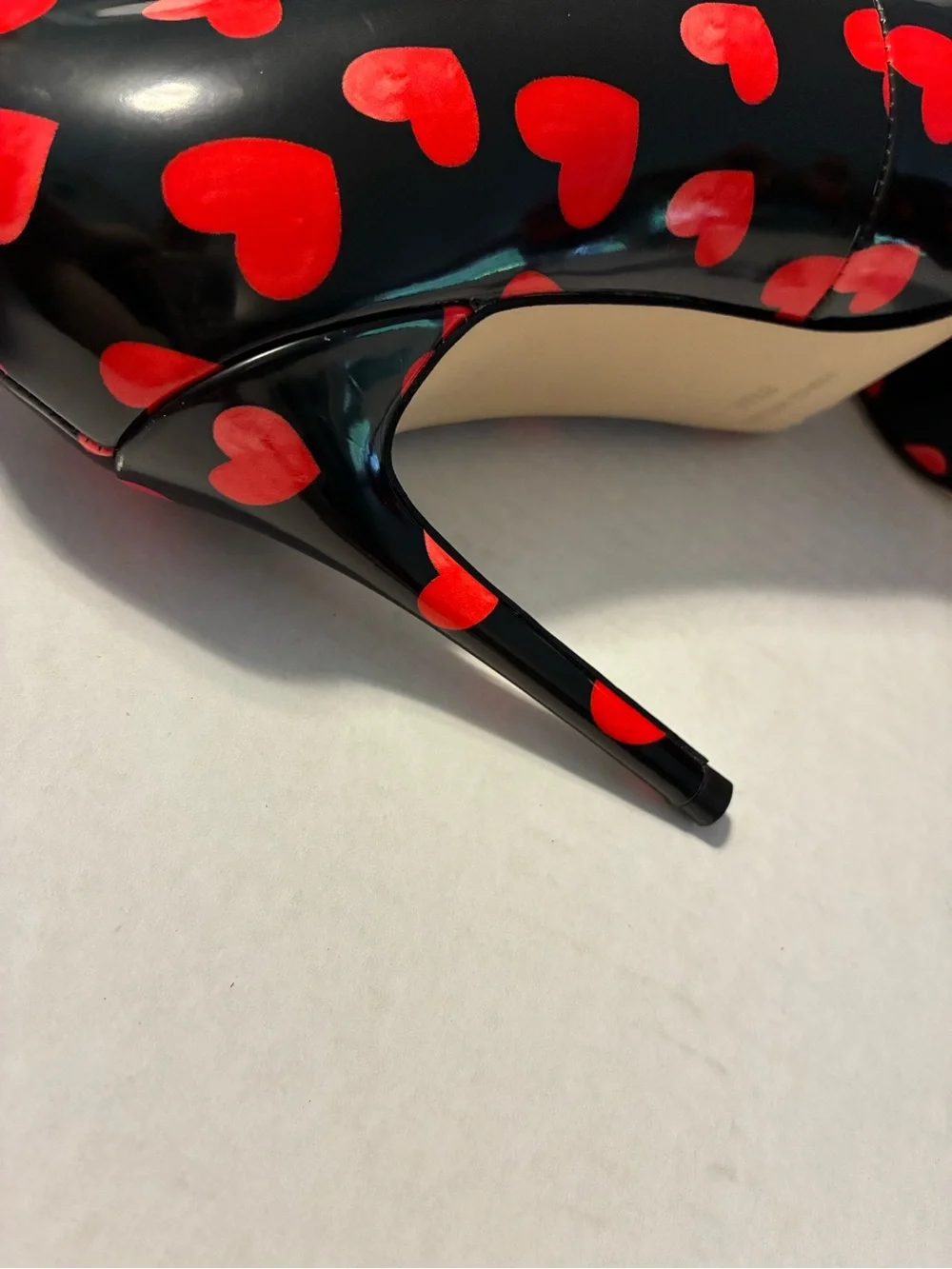 Nine West Black Patent Stiletto Pump with Red Heart Print women’s size 8.5 - Picture 6 of 7